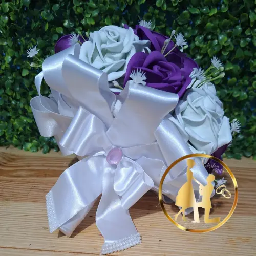 Buquê roxo e branco + lapela grande