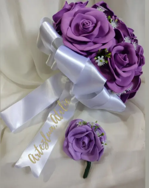 Buquê de noiva roxo e flor do noivo