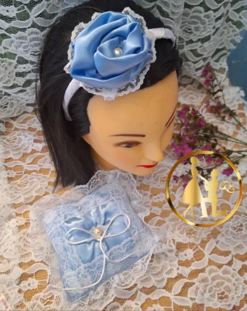 Kit daminha Porta alianças e tiara de luxo com rosa de cetim
