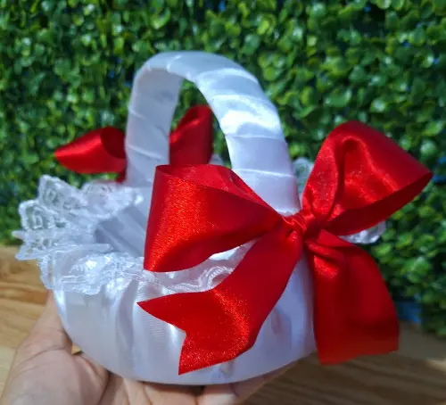 Cesta florista para casamento vermelhos e branco.