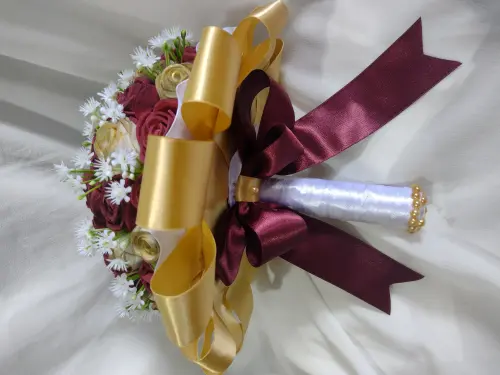 Buquê de noiva vermelho marsala e dourado