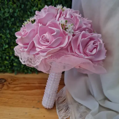 Buquê de noiva rosé e detalhes branco