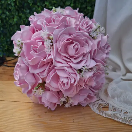 Buquê de noiva rosé e detalhes branco