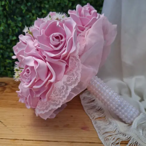 Buquê de noiva rosé e detalhes branco