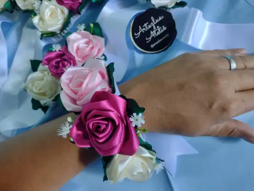 04 Corsagens de cetim para madrinhas