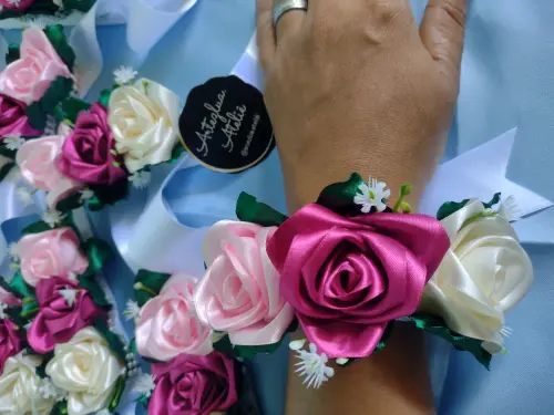 04 Corsagens de cetim para madrinhas