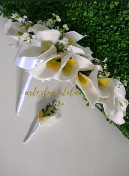 Buquê copo de leite cascata + flor de lapela