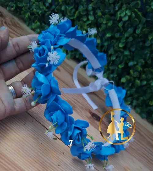 Coroa azul com Detalhes de florzinhas brancas