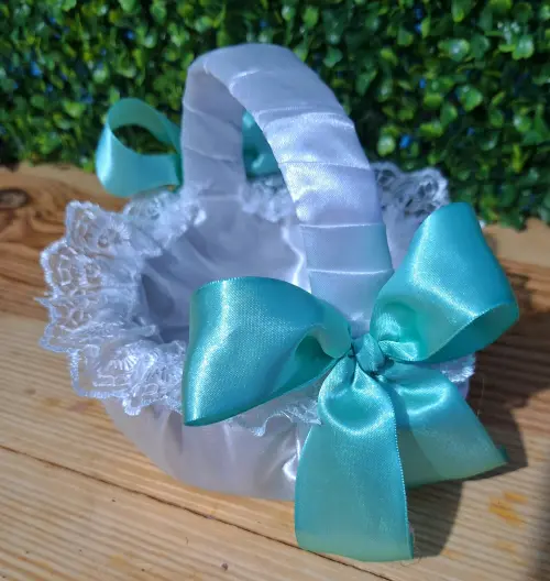 Cestinha florista branco e laços verde