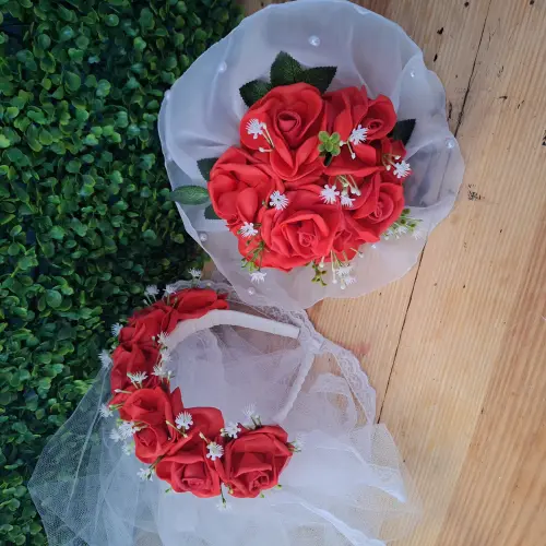 Buquê de noiva vermelho e branco festa junina com véu caipira