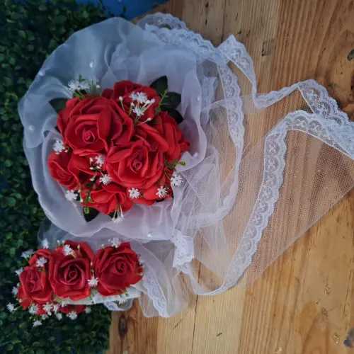 Buquê de noiva vermelho e branco festa junina com véu caipira