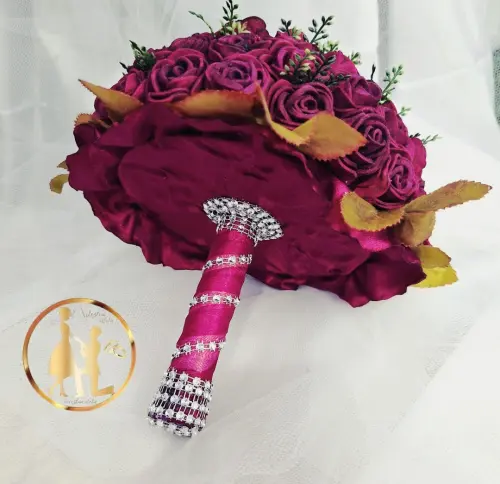 Buquê de noiva botões de rosas fúcsia