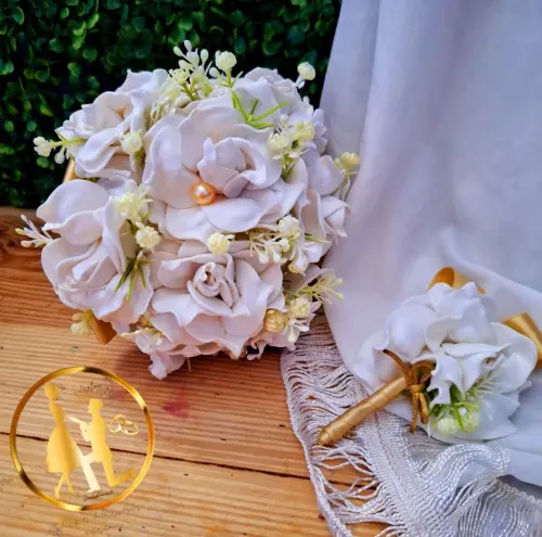 Buquê de noiva branco e dourado pequeno