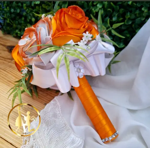 Buquê de noiva branco e coral