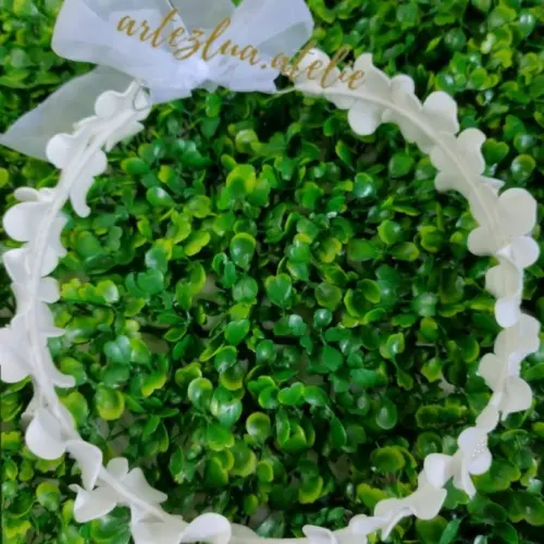 Coroa tiara branca com pérolas