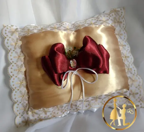 Almofadinha porta alianças dourado e marsala