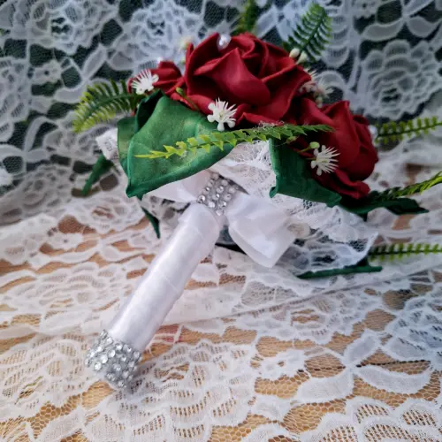 Buquê de noiva vermelho e branco Civil  + flor de lapela