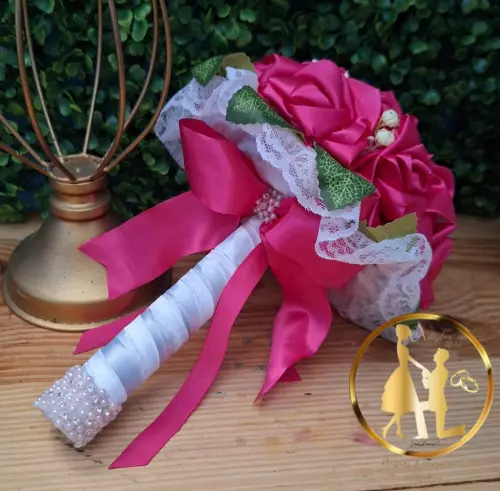 Buquê de noiva cetim rosa fúcsia