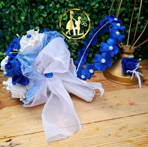Buquê de noiva branco e azul royal