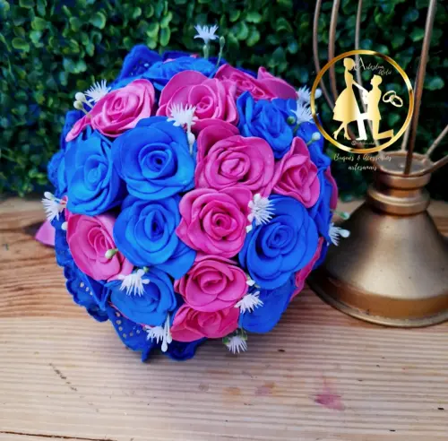 buque de noiva rosa e azul pequeno