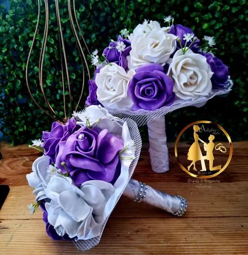 02 Buquês de noiva roxo e branco grande e pequeno
