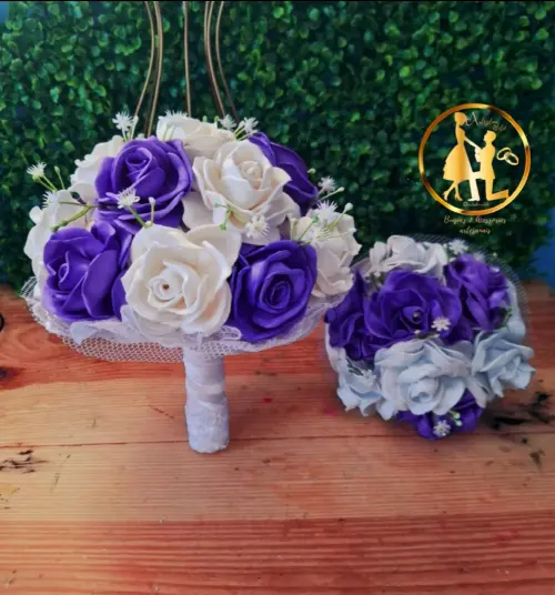 02 Buquês de noiva lilás roxo e branco grande e pequeno