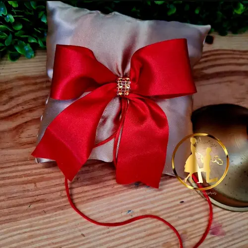 Almofadinha para alianças dourada e vermelho