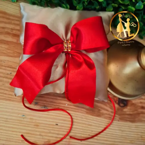 Almofadinha para alianças dourada e vermelho