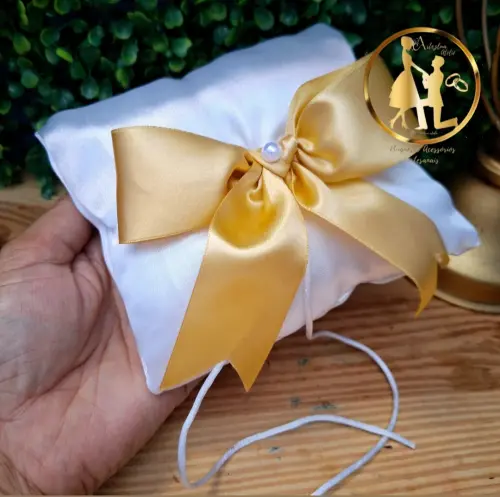 Almofadinha para alianças branco e dourado