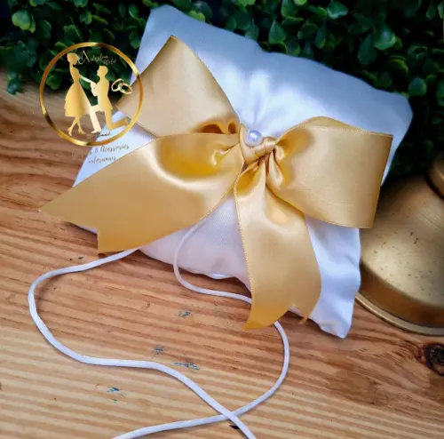 Almofadinha para alianças branco e dourado