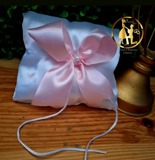 Almofadinha para alianças branco e rosa