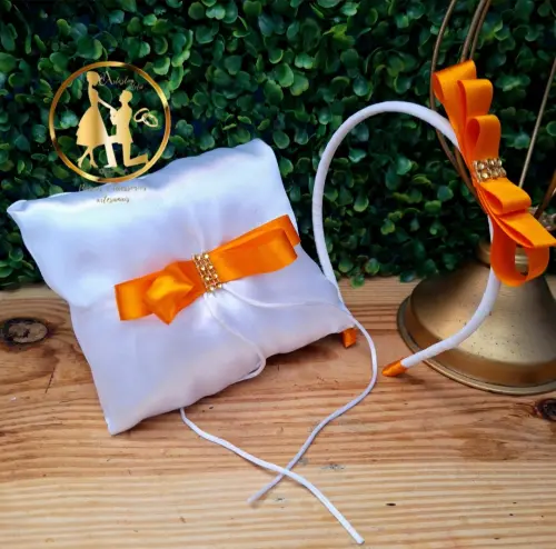 Porta alianças de casamento branco e laranja + tiara de lacinho