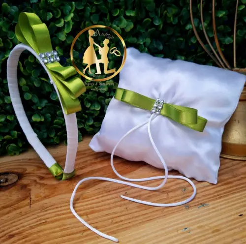 Kit porta alianças de casamento branco e verde Olivia + tiara de lacinho