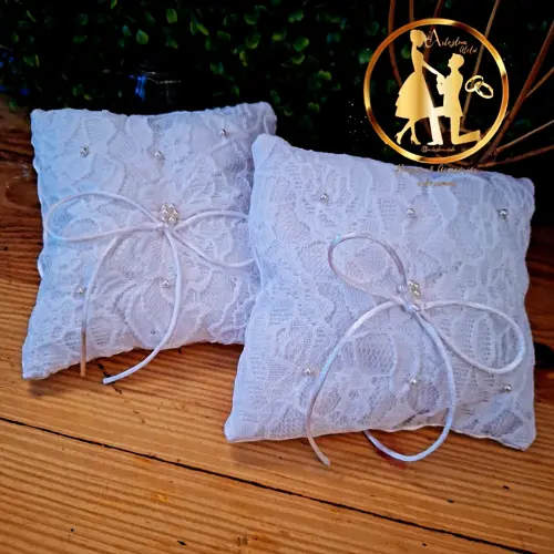 Almofada de alianças branco com rendas e pérolas