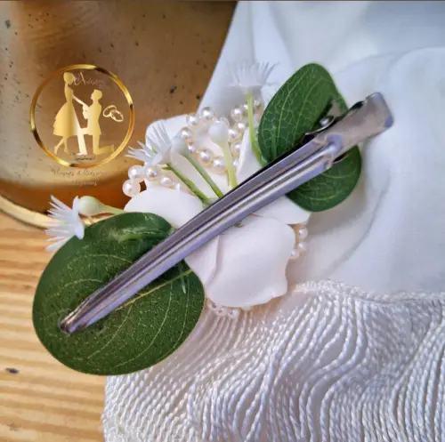 Arranjo para cabelo branco com perolas