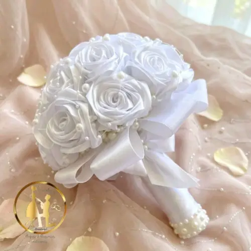 Buquê de Noiva Branco em Cetim com Detalhes de Pérolas