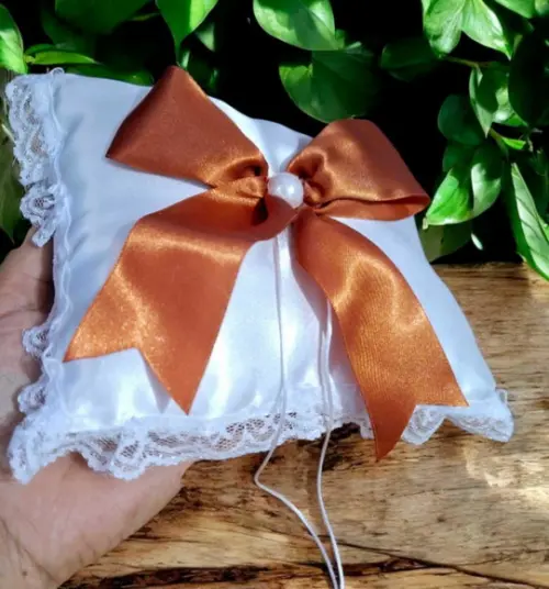 Almofada para Alianças Terracota e Branco de Cetim
