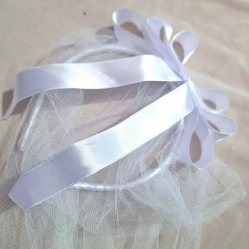 Tiara Branca com Véu Curto e Laço Chá de Lingerier - Ensaio