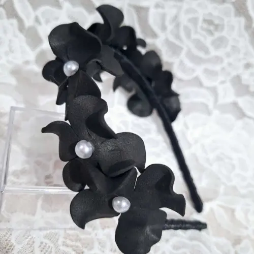 Tiara Preta para Cabelos com Flores e Pérolas