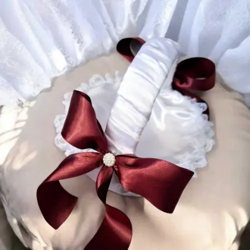 Cesta de Pétalas de Casamento com Laços Marsala e Branca