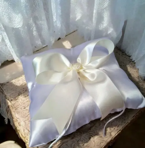 Porta Alianças Almofada Off White e Branco Acetinado 20x20cm