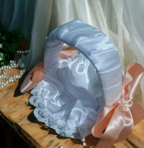 Cesta de Florista Branca com Laço Salmão?delicadeza para Dia