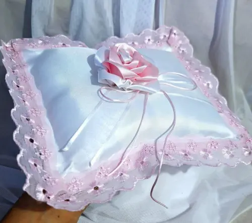 Porta Alianças Branco e Rosa com Flor de Cetim 20x20