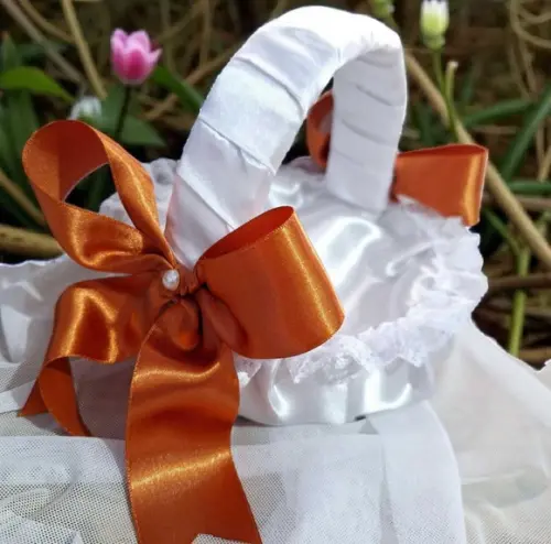 Cesta de Florista Branca e Laço Terracota