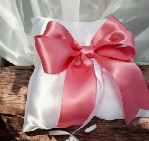 Porta Alianças Almofada Rosa Chá e Branco Acetinado 20x20cm