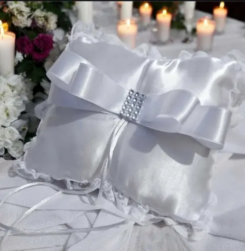 Almofada Porta Alianças Branco com Rendas e Brilho