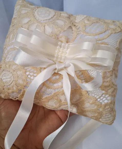 Porta Alianças Bege Off White com Rendas- Artesanal