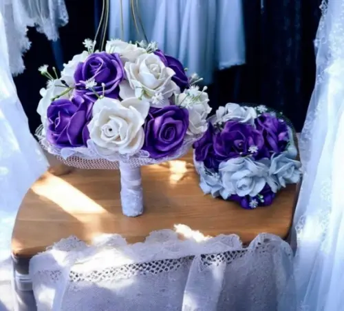 2 Buquês de Noiva Roxo/ Lilás e Branco Grande e Pequeno Eva