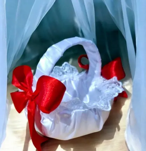 Cesta de Florista de Vermelha e Branco -cetim