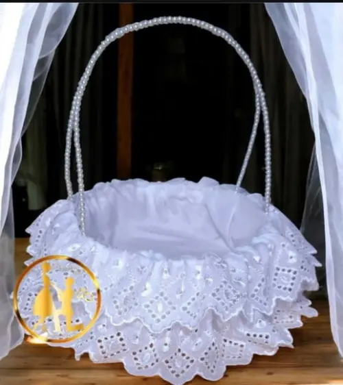 Cesta de Florista Branca com Pérolas